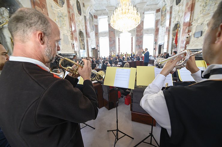 © Landtagsdirektion Tirol/Berger Musiker des Euregio-Jugendblasorchesters aus allen drei Landesteilen sorgten für eine feierliche Umrahmung.