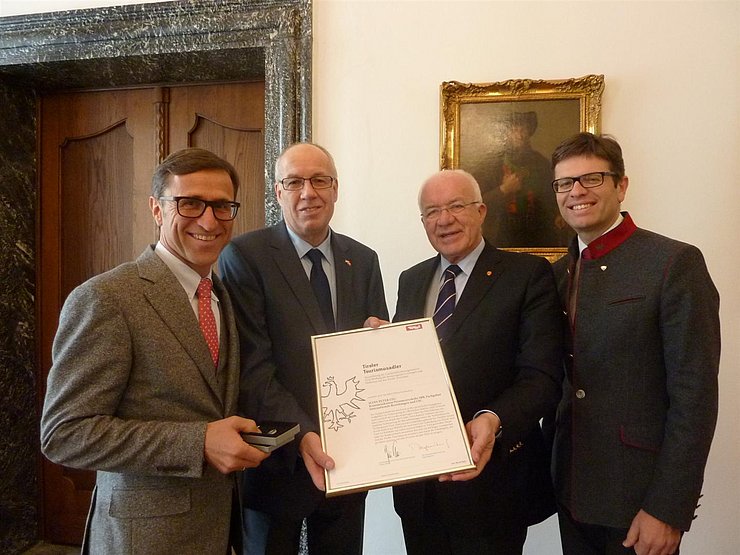 © Land Tirol / Landtagsdirektion v.l. Josef Margreiter, Hans-Peter Leu, LTP Herwig van Staa, Michael Brandl