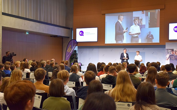 Neben den 57 TeilnehmerInnen des Bundesfinales zum 70. Jugendredewettbewerb hatten sich bereits zahlreiche ZuhörerInnen zur Eröffnung eingefunden.