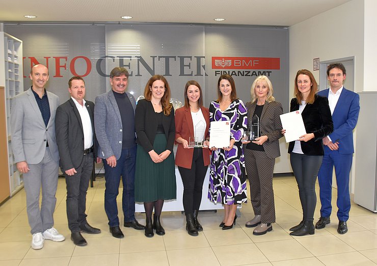 © Land Tirol/Gerzabek V. li. bei der Auszeichnungsfeier Klaus Oberegger (Direktor Tiroler Fachberufsschule Lienz), Erwin Bachmann (Kammerrat Arbeiterkammer Tirol), Dietmar Ruggenthaler (Bgm Virgen), Alexandra Fuetsch (Bezirksstelle Lienz Wirtschaftskammer Tirol), „Lehrling des Monats Oktober 2023“ Sarah Anna Kuchelmair, Arbeits- und Jugendlandesrätin Astrid Mair, von der Dienststelle Tirol Ost des Finanzamts Österreich Anita Grauss-Auer (Dienststellenleiterin), Manuela Schönegger (Lehrlingsausbilderin) und Helmut Huber (Teamleiter-Stellvertreter).