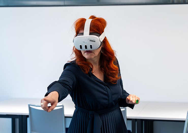 Mit Hilfe von Virtual-Reality-Experimenten und einer Eye-Tracking-Station untersucht das DiVOMO-Projektteam das Mobilitätsverhalten von TouristInnen.