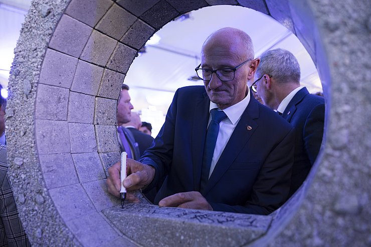 LH Anton Mattle unterzeichnete auf dem Kunstwerk, das heute symbolisch für den 64 Kilometer langen Brenner Basistunnel als längsten Eisenbahntunnel der Welt stand.