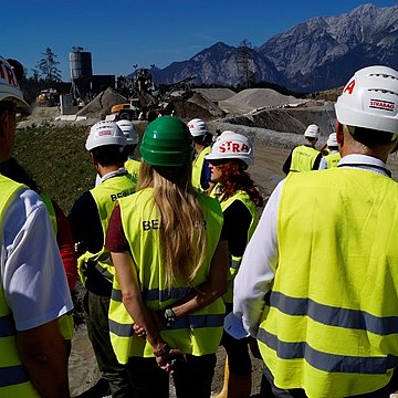 Mitglieder des Verkehrsausschusses bei der Besichtigung der BBT-Baustelle.