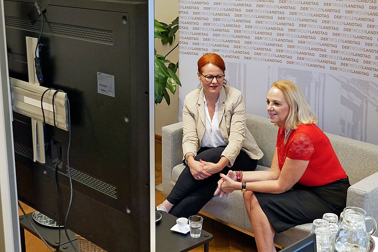 © © Landtagsdirektion Tirol/Oswald Die Juristin und die Abgeordnete unterhielten sich mit den SchülerInnen über Themen wie Jugenschutz und Partizipationsmöglichkeiten.