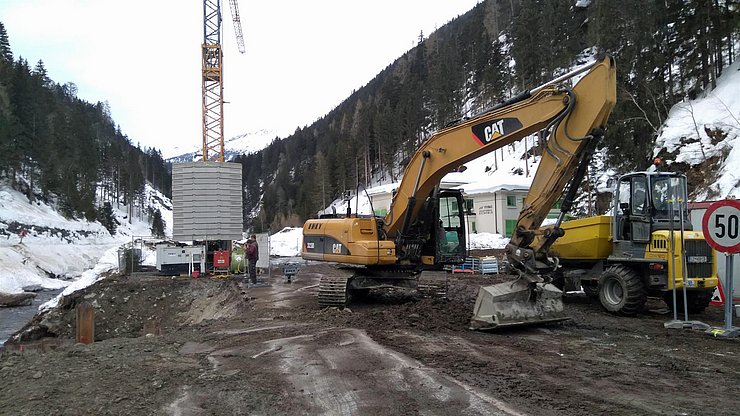 © Land Tirol/BBA Lienz Der Baukran für den Bau der Ersatzbrücke über den Villgratenbach zur Firma E.G.O. steht bereits.