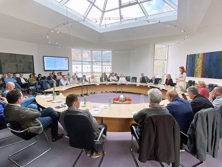 © Land Tirol Aufnahme des Sitzungssaals im Stadtamt Landeck.
