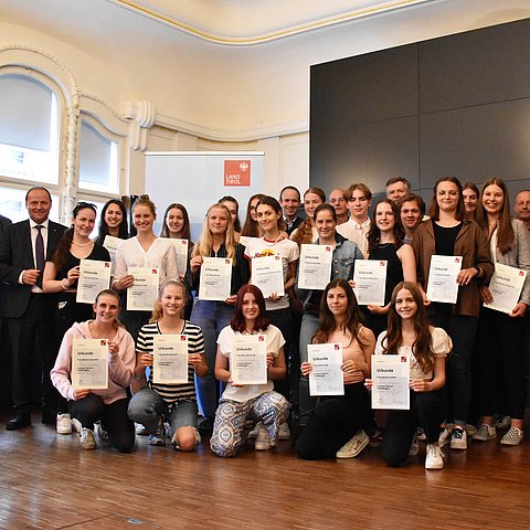 Gruppenfoto mit Urkunden