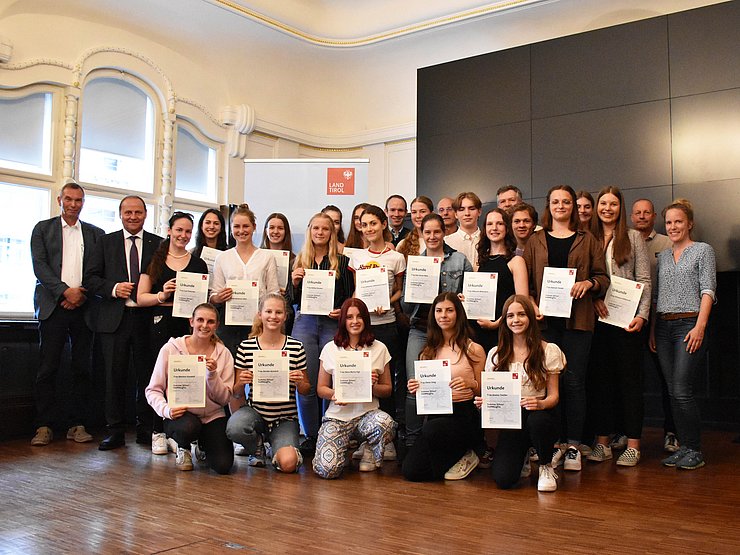 Gruppenfoto mit Urkunden