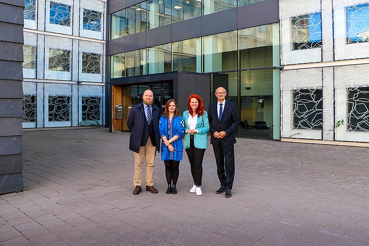 © Land Tirol/Christanell Gruppenfoto vor der finnischen Bildungsagentur. Von links nach rechts ist Erik Immonen der Österreichischen Botschaft, Projektkoordinatorin der Bildungsagentur, Landesrätin Hagele und Landeshauptmann Mattle zu sehen.