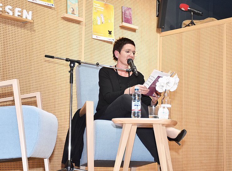Carolina Schutti liest aus ihrem neuesten Buch.