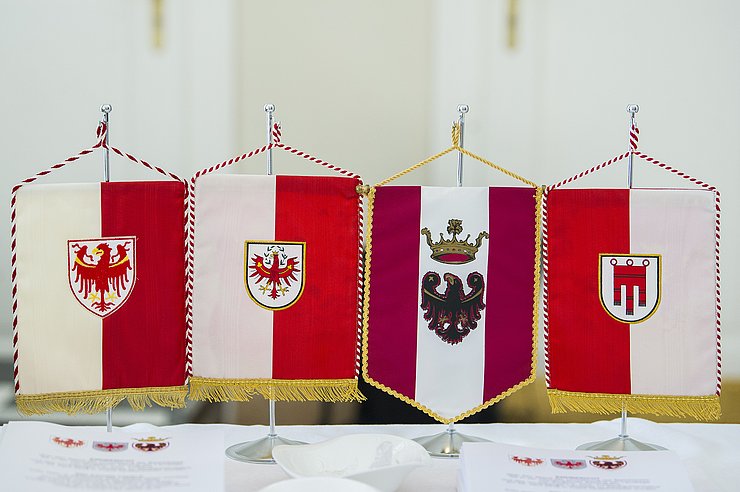 © Südtiroler Landtag/Werth (v.li.) Die Länderparlamente von Südtirol, Tirol, Trentino (sowie von Vorarlberg als Beobachter) bilden zusammen den Dreier-Landtag.