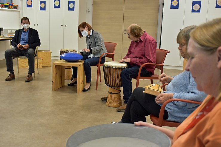 LRin Gabriele Fischer und Markus Walpoth (fachlicher Geschäftsführer von pro mente tirol) nahmen gemeinsam mit BewohnerInnen der Residenz Harterhof an einer musiktherapeutischen Einheit teil. 