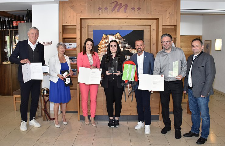 Von li. n. re. bei der Auszeichnungsfeier Stefan Scherl (Kammerrat Arbeiterkammer Tirol), Martina Bombardelli (Direktorin Tiroler Fachberufsschule für Tourismus und Handel Landeck), Arbeits- und Jugendlandesrätin Astrid Mair, „Lehrling des Monats April 2024“ Daniela Lenz, Otmar Ladner (Bezirksstellenleiter Landeck Wirtschaftskammer Tirol), Christoph Mallaun (Hotelchef und Lehrlingsausbildner) und Michael Zangerl (Bgm See).