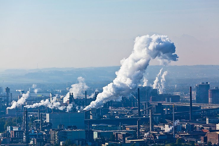 rauchende Schlote in der Metallindustrie