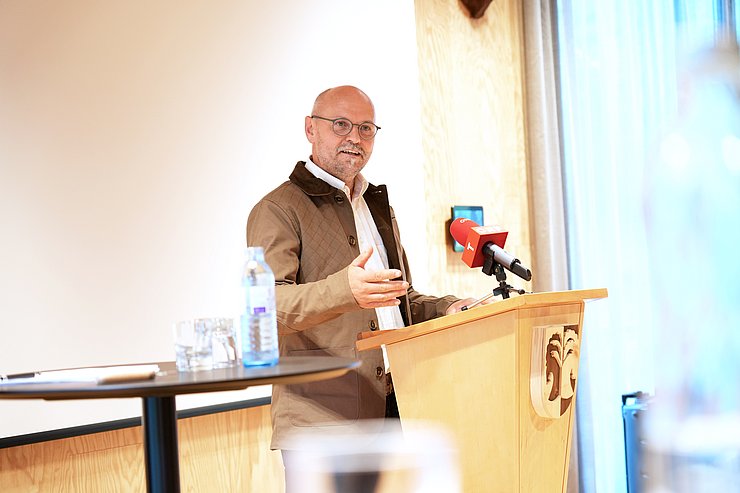 Der Landesjägermeister-Stellvertreter Artur Birlmair steht an einem Rednerpult.