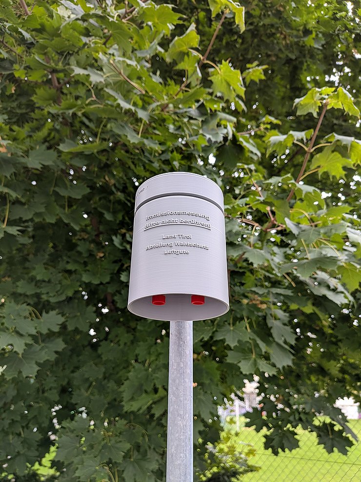 © Land Tirol/Gabl Kleine Plastikbüchse auf Laternenmast