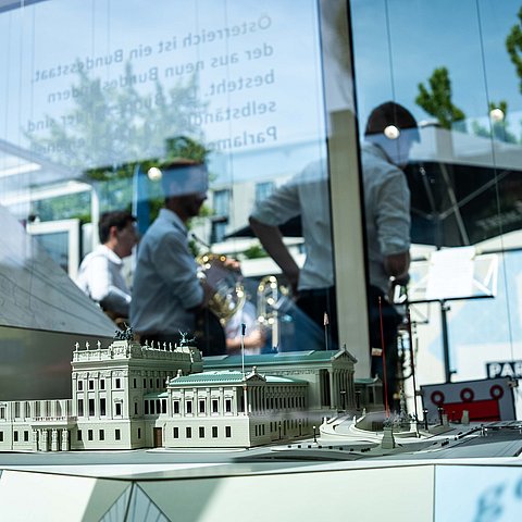 Die Wanderausstellung "Parlament on Tour" stoppt bis 7. Juli in Innsbruck.