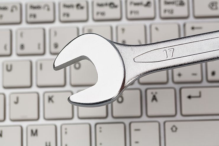 Werkzeug auf Computertastatur