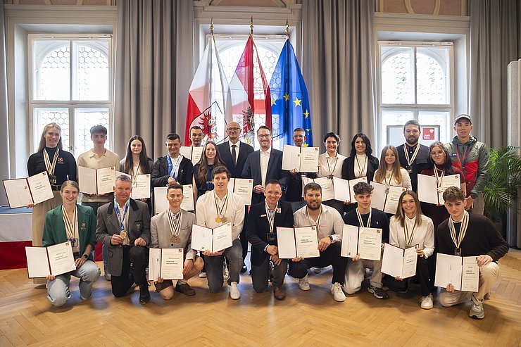 Mehrere Menschen posieren für ein Gruppenbild.