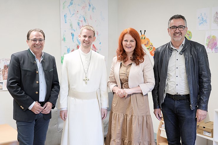 © Land Tirol/Neuner In Gries im Sellrain ist die Kinderkrippe direkt im Widum angesiedelt – dank einer Partnerschaft mit dem Stift Wilten. Im Bild (v. l.): Anton Schiffmann (Bürgermeister St. Sigmund im Sellrain), Abt Leopold Baumberger, LRin Cornelia Hagele und Hans Motz (Bürgermeister Gries im Sellrain).