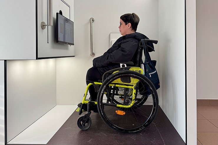 Rollstuhlfahrerin in Fotobox