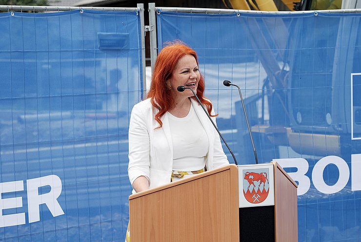 „Bildung muss auf die Menschen zugehen – gerade auch in unseren Regionen“, erklärt LRin Hagele.