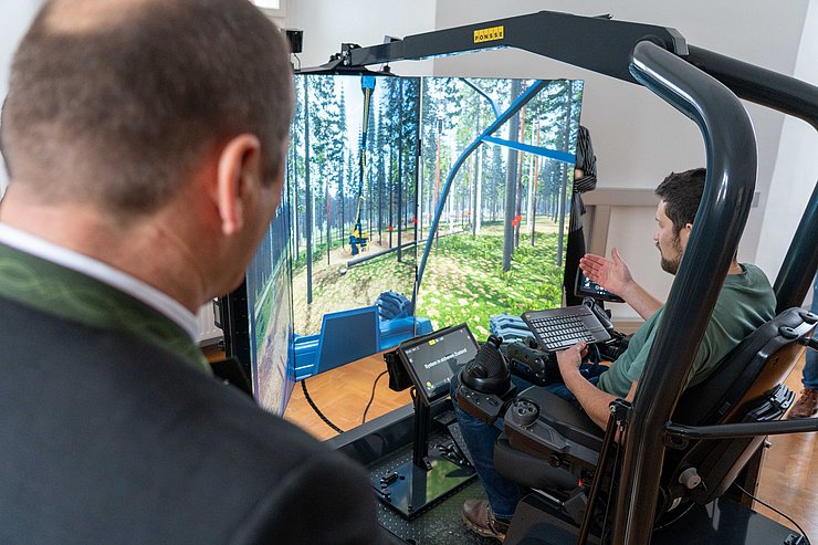 Mit dem neuen Harvester-Simulator können sämtliche Arbeitsschritte der vollautomatisierten Holzernte realitätsnah trainiert werden.