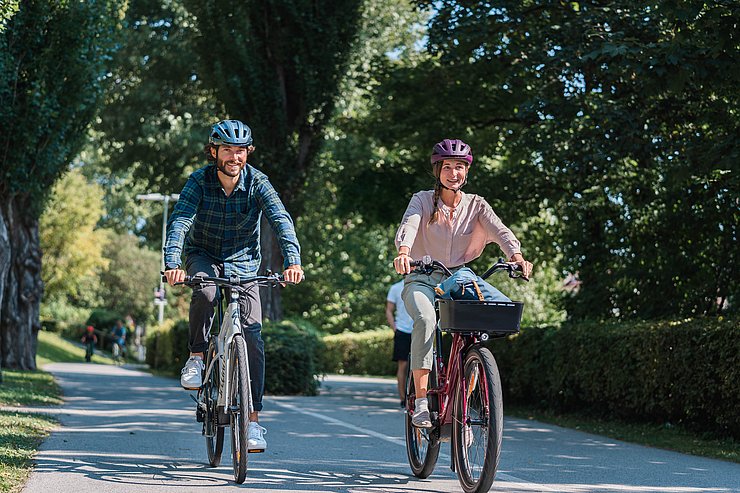© Land Tirol/Stefan Ringler Zwei Personen fahren mit dem Rad