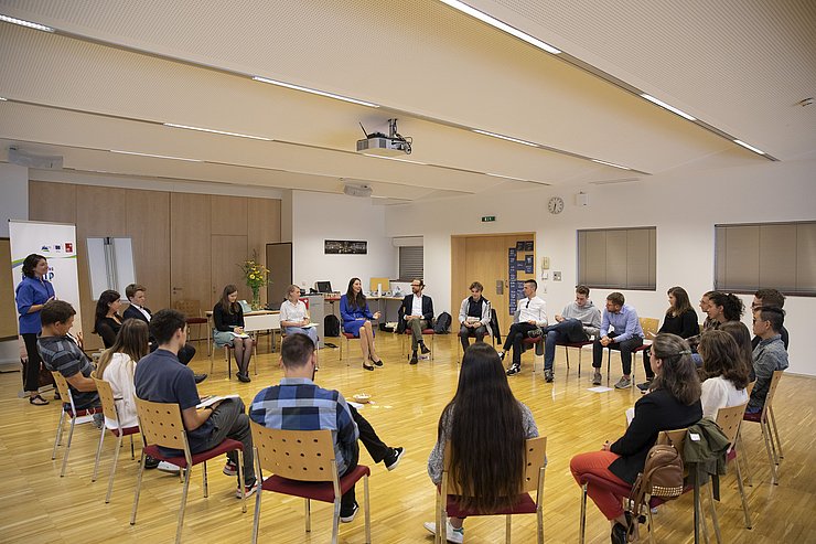 © Land Tirol/Blickfang Bei der Diskussionsrunde mit VPin Kircher ging es unter anderem um Formen der Jugendpartizipation.