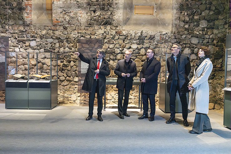 Mehrere Personen besichtigen ein Museum.