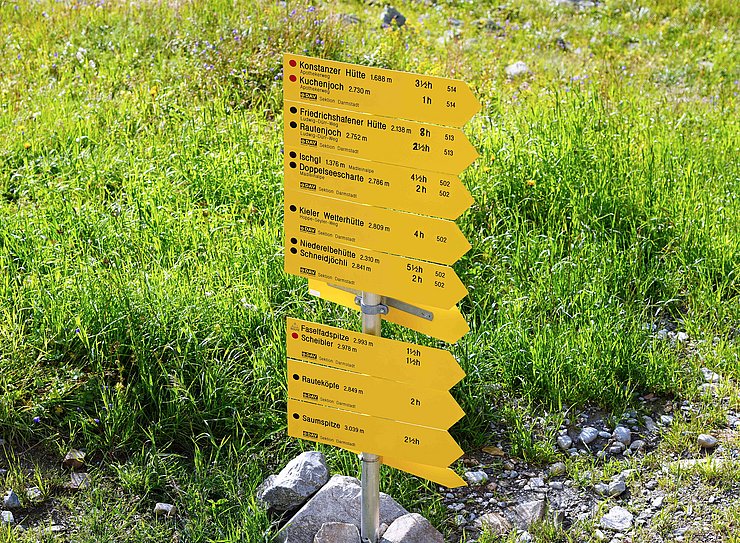 © Land Tirol/Hörmann Eine Reihe von gelben Hinweisschildern