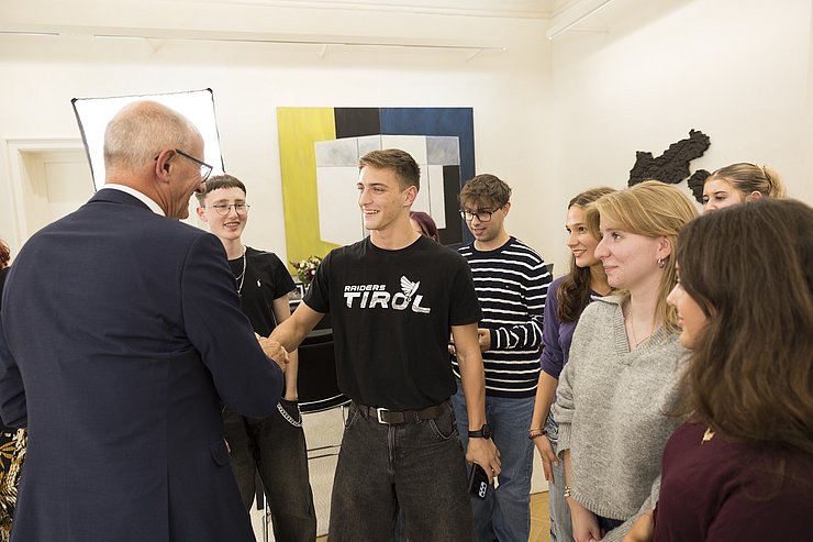 Zwei Menschen schütteln sich die Hände.