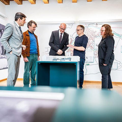 Zeigen sich erfreut über den großen Andrang bei der Leokadia-Ausstellung (v. l.): Landesamtsdirektor Herbert Forster, die beiden Ausstellungskuratoren Dominik Markl und Niko Hofinger, Hilde Strobl (Kuratorin der Rahmenausstellung „Vom Gauhaus zum Landhaus“) und LH Anton Mattle.
