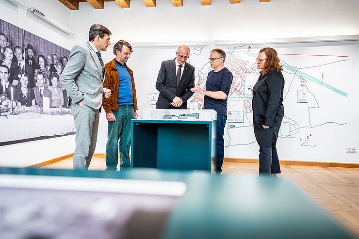 © Land Tirol/Christanell Zeigen sich erfreut über den großen Andrang bei der Leokadia-Ausstellung (v. l.): Landesamtsdirektor Herbert Forster, die beiden Ausstellungskuratoren Dominik Markl und Niko Hofinger, Hilde Strobl (Kuratorin der Rahmenausstellung „Vom Gauhaus zum Landhaus“) und LH Anton Mattle.