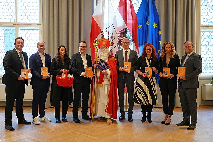 © Land Tirol/Reiter Mehrere Menschen posieren für ein Gruppenbild.