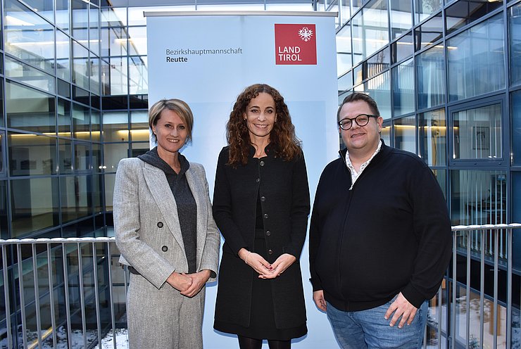 Personenfoto vor Rollup Land Tirol - auf dem Balkon der BH