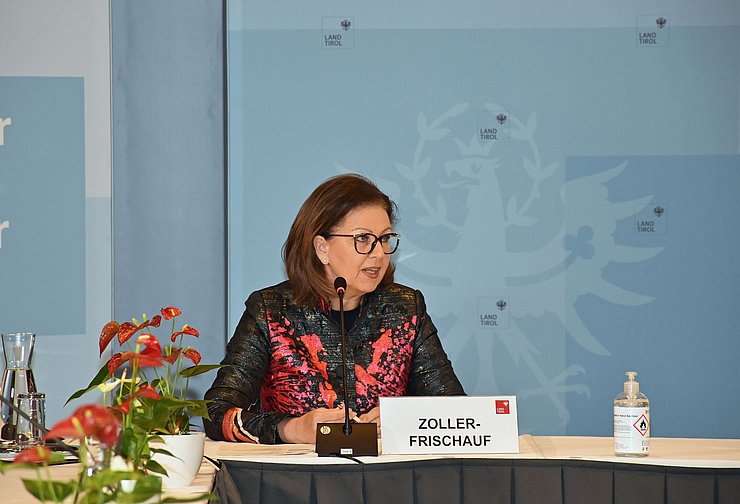 LRin Zoller-Frischauf: „Mit dem ‚Health Hub Tirol‘ wollen wir die bestehende Lücke bei der Infrastruktur und beim räumlichen Angebot für Life Science-Unternehmen schließen und mit einem eigenen Förderungsprogramm sowie maßgeschneiderten Services für die Unternehmen aufwarten. Damit wollen wir Innovationen aus den Bereichen Medizintechnik, e-health, Pharma, Biotechnologie und Chemie in Tirol weiter forcieren.“