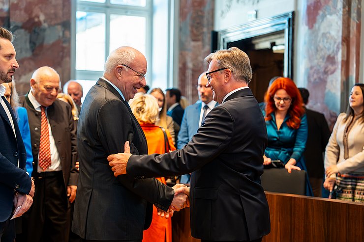 LTP a.D. und LH a.D. Herwig van Staa - seines Zeichens ebenso Ringträger - gratulierte Günther Platter zur Auszeichnung.