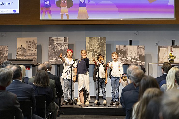 © Land Tirol/Die Fotografen Beim Symposium präsentierten SchülerInnen von Anerkannten Europäischen Schulen in Tirol unter anderem ihr europaweites „Peacebuilding“-Projekt.