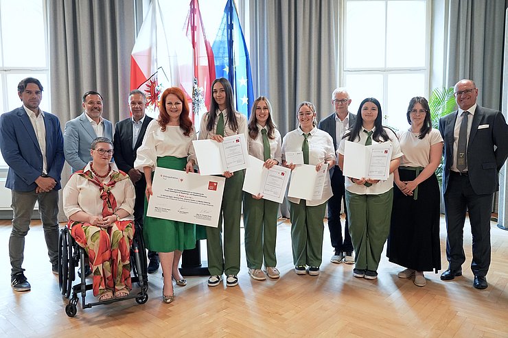 V. l.: Christian Biendl (Abteilungsleiter der Bildungsregion West), Alexander Heiß (Vorstand Abteilung Elementarbildung und allgemeines Bildungswesen), Elisabeth Rieder (Geschäftsstelle für Begabungs- und Begabtenförderung, Demokratiebildung und Wissenschaftskommunikation), Bildungsdirektor Paul Gappmaier, LRin Cornelia Hagele, Vanessa Fritz, Madlen Zabernig, Hannah Egger, Werner Mayr (Leitung Pädagogischer Dienst), Johanna Tumler, Lehrerin Elisabeth Forcher, Bernhard Strolz (Direktor der Fachschule für Kunsthandwerk und Design Elbigenalp).