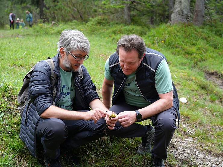 Anich und Zumtobel kniend vor Moos