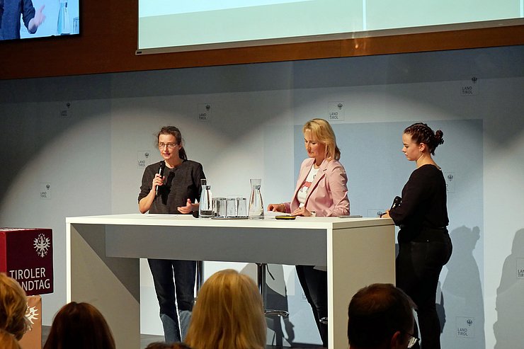 Irene Labner (li.) ist Angehörige einer von psychischen Problemen Betroffenen und hat zum Thema eine Petition an den Tiroler Landtag gerichtet, die in die Enquete eingeflossen ist. Gemeinsam mit Sophia Quirchmair von der LandesschülerInnenvertretung sprach sie bestehendes Verbesserungspotential im Betreuungsnetz an.