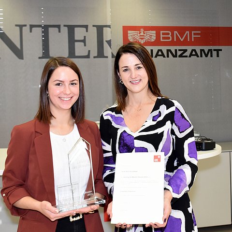 Arbeits- und Jugendlandesrätin Astrid Mair gratuliert Sarah Anna Kuchelmair zum "Lehrling des Monats Oktober 2023" im Finanzamt in Lienz.