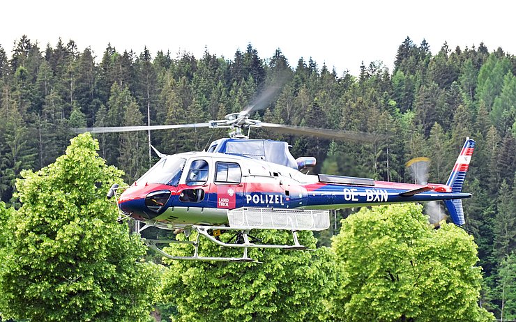 Ein Polizeihubschrauber schwebt in der Luft. 