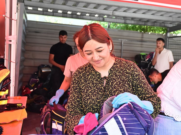 Frau putzt Schultasche