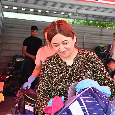 Frau putzt Schultasche