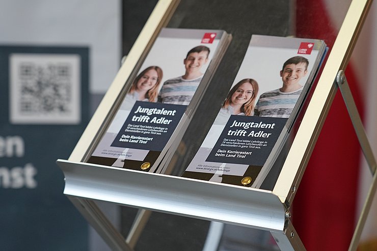 © Land Tirol/Reiter Mehrere Broschüren sind zu sehen.