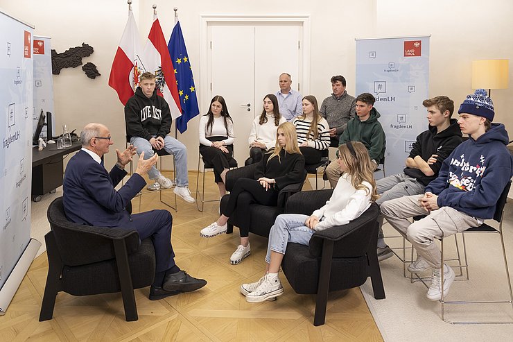 © Land Tirol/Die Fotografen Der Landeshauptmann spricht zur Klasse.