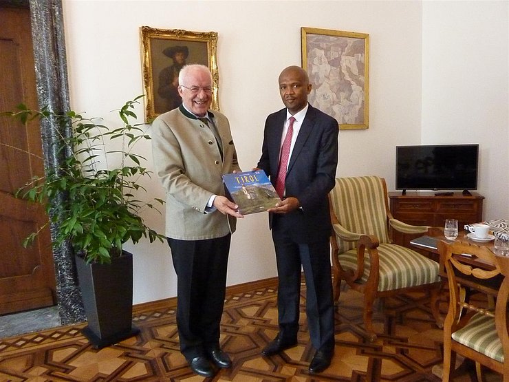 v.l.  van Staa, Botschafter Tebogo Seokolo