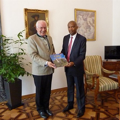 v.l.  van Staa, Botschafter Tebogo Seokolo